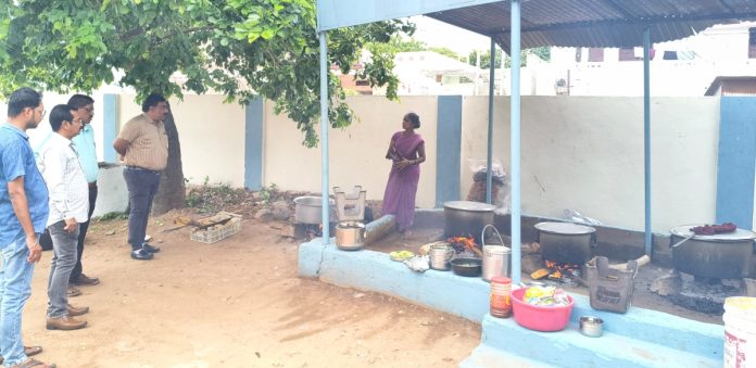 బాయ్స్ హైస్కూల్ లో మధ్యాహ్న భోజన తనిఖీ