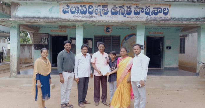 తనయుడిని ప్రభుత్వ బడిలో చేర్పించిన ప్రజాప్రతినిధి