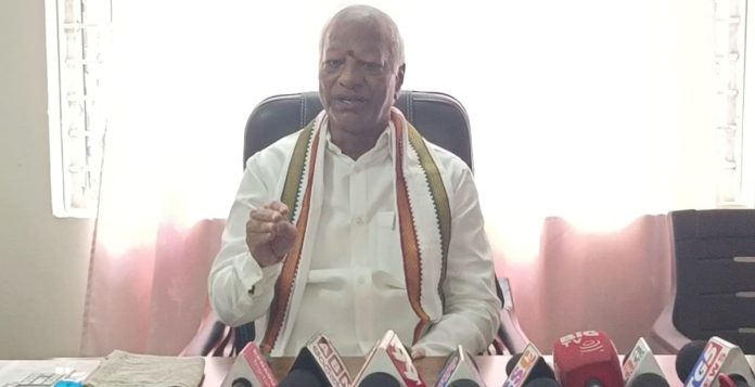 ప్రజాప్రతినిధిగా అధికారులను కలవడం నా ప్రాథమిక హక్కు