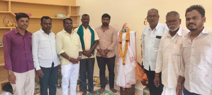 ఇందిరమ్మ గృహప్రవేశంలో పాల్గొన్న కాంగ్రెస్ నాయకులు