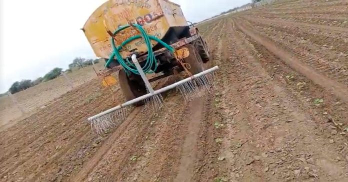 ట్యాంకర్ నీటితో పత్తి మొక్కలను సంరక్షించుకుంటున్న రైతులు