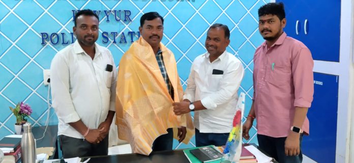 కొయ్యుర్ ఎస్ఐని సన్మానించిన కాంగ్రెస్ నాయకులు