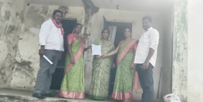 అంగన్వాడీ టీచర్లు, సహాయకుల సమస్యలు పరిష్కరించాలి