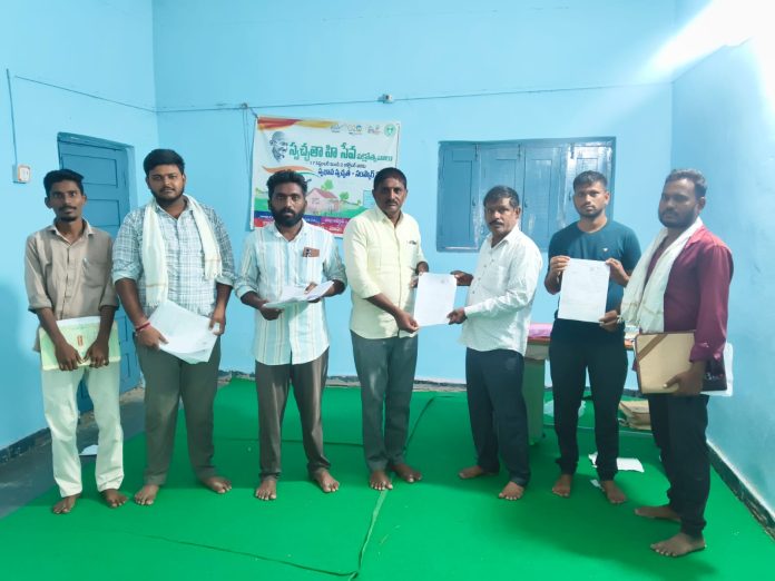 గ్రామ ప్రజల ఓట్లు తగ్గకుండా మోగా సర్పంచ్ ఆలే బస్వంత్ ప్రత్యేక కృషి