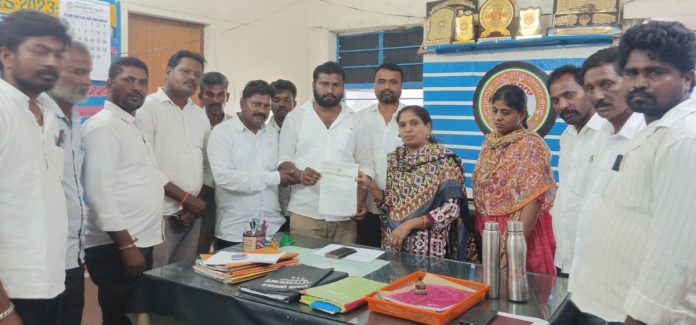 బస్సు సౌకర్యం కల్పించాలని ఆర్టీసీ డీఎంకు సర్పంచుల వినతి