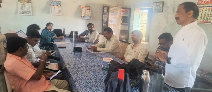 పాఠశాలల మూసివేత నిర్ణయాన్ని ఉపసంహరించుకోవాలి
