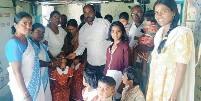 చిన్నారులకు ఆల్బెండజోల్ మాత్రలు పంపిణీ