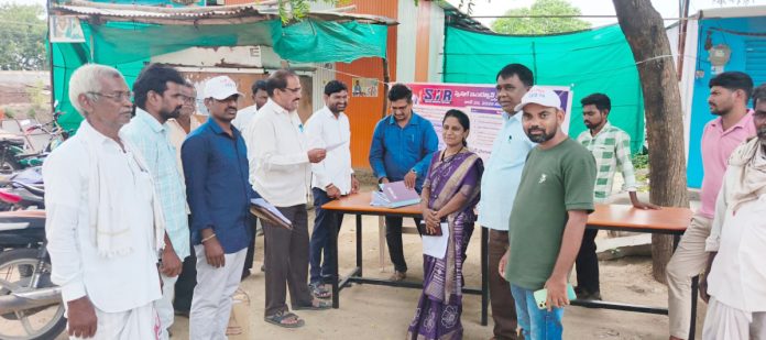 ఎస్ఐఆర్ ఆన్ లైన్ ప్రక్రియను క్షేత్రస్థాయిలో పరిశీలించిన అధికారులు