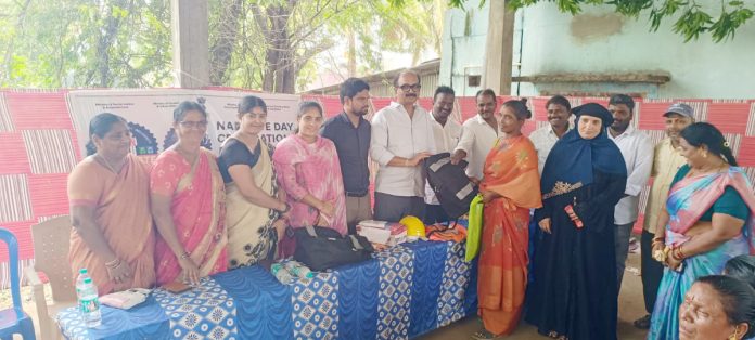 పారిశుధ్య కార్మికులకు పీపీఈ కిట్ల పంపిణీ