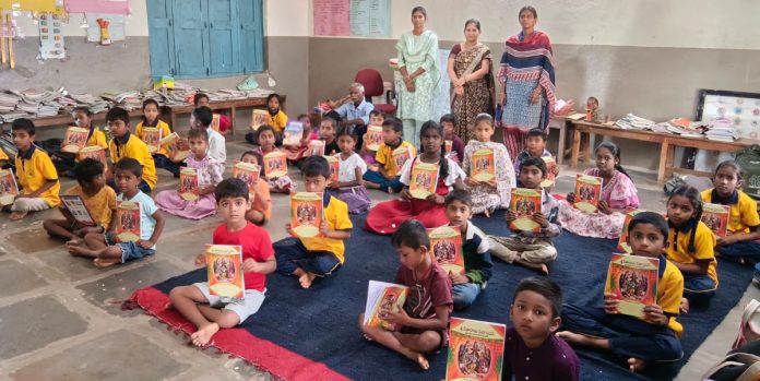 విద్యార్థులకు నోట్ బుక్కులు అందజేత