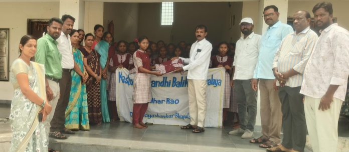 కస్తూరిబ్బా విద్యార్థినిలకు ఏకారుప దుస్తులు పంపిణీ