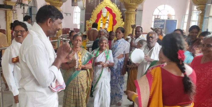 యోగాశ్రమంలో అన్నదానం