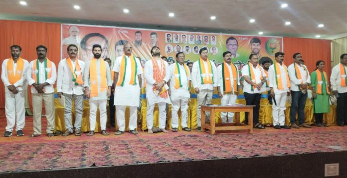 ప్రజలను మోసం చేస్తున్న కాంగ్రెస్