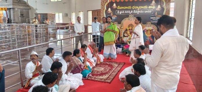 అమ్మవారిని దర్శించుకున్న ఎస్ఎస్సి, ఎస్టీ కమిషన్ చైర్మన్