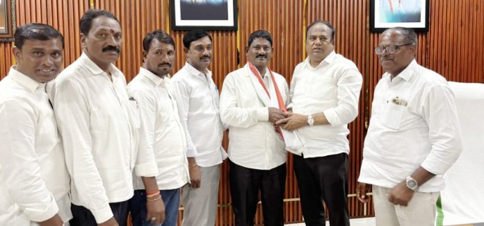 Retired SI Sivaram joins Congress party.