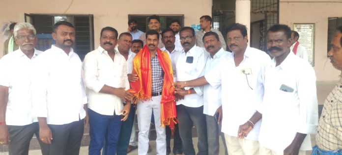 కాటారం ఆర్డీఓ రవిందర్ కు భూ నిర్వాసితుల సత్కారం