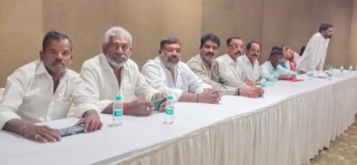 ఉద్యమకారుల సమావేశానికి తరలిన నాయకులు
