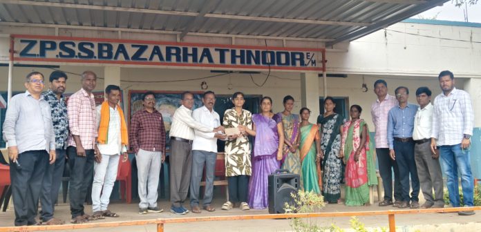 జెడ్పీహెచ్ ఎస్ బజార్ హత్నూర్ టాపర్కు నగదు ప్రోత్సాహం