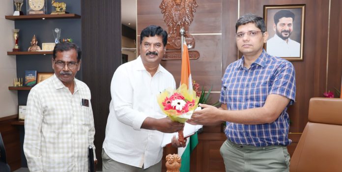 కలెక్టర్ను కలిసిన కార్యనిర్వాహక ఇంజనీర్ రవీందర్