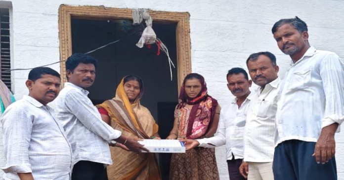 ఇందిరమ్మ ఇండ్ల లబ్ధిదారులకు గోడ గడియారాల పంపిణీ