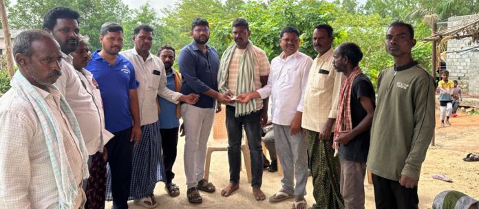 మృతురాలి కుటుంబానికి మాజీ మంత్రి ఆర్థిక సాయం