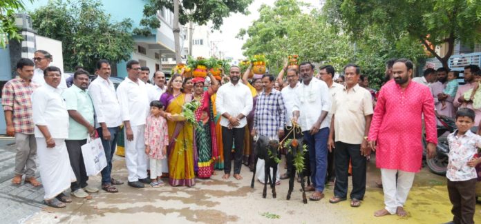 తొలి బోనం కార్యక్రమంలో పాల్గొన్న టీపీసీసీ ప్రధాన కార్యదర్శి