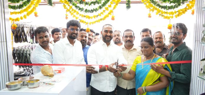 రామ్ ఫుట్వేర్ షాపును ప్రారంభించిన టీపీసీసీ ప్రధాన కార్యదర్శి