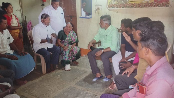బాధిత కుటుంబాలకు మాజీ ఎమ్మెల్యే పుట్ట పరామర్శ