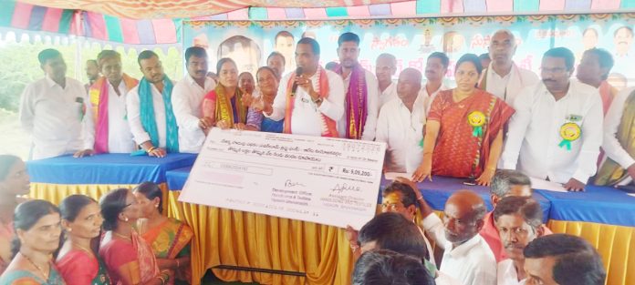 చేనేత అభివృద్ధికి ప్రభుత్వం కట్టుబడి ఉంది: ప్రభుత్వ విప్ బీర్ల