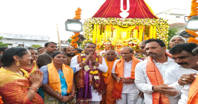 జగన్నాథ రథయాత్రను ప్రారంభించిన ఎమ్మెల్యే బీర్ల
