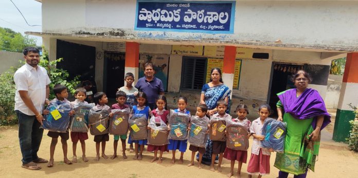 విద్యార్థులకు స్కూల్ బ్యాగ్స్, నోట్ పుస్తకాల పంపిణీ