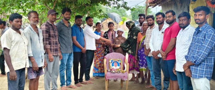 మృతుని కుటుంబానికి పరామర్శ