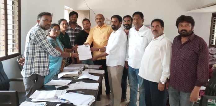 బిఎల్ఓకు ఎన్యుమరేషన్ ఫారాల అందజేత