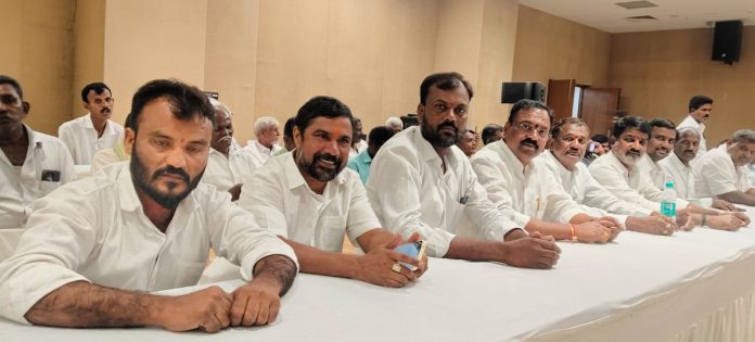 మలిదశ ఉద్యమం కారుల సమావేశనికి తరలిన నాయకులు