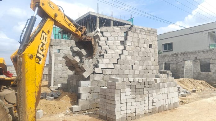 అమీన్పూర్ మండలంలో అక్రమ నిర్మాణాల కూల్చివేత