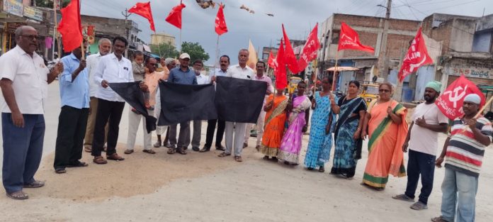 కేంద్ర విద్యాశాఖ మంత్రి తన పదవికి రాజీనామా చేయాలి