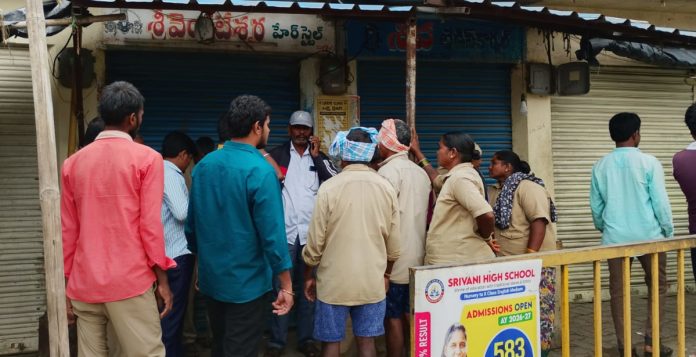 25 దుకాణాలను ఖాళీ చేయించిన కార్యదర్శి