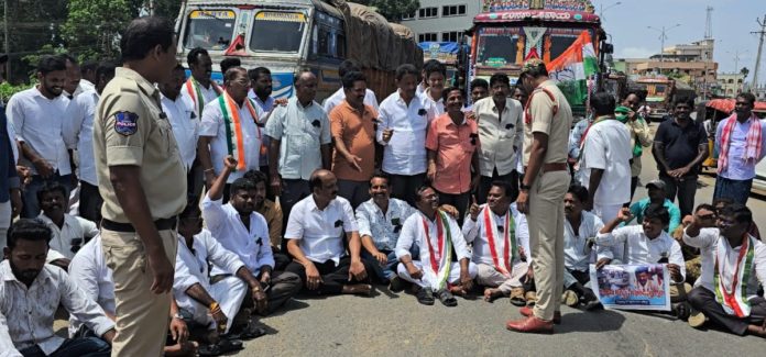 రాహుల్ గాంధీ అరెస్టుకు నిరసనగా అశ్వారావుపేటలో రాస్తారోకో