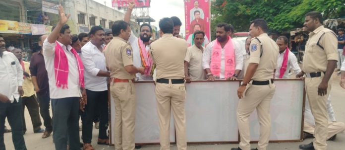 మాజీ ఎమ్మెల్యే భిక్షమయ్యగౌడ్ ప్లెక్సీ తొలగించారని రాస్తారోకో