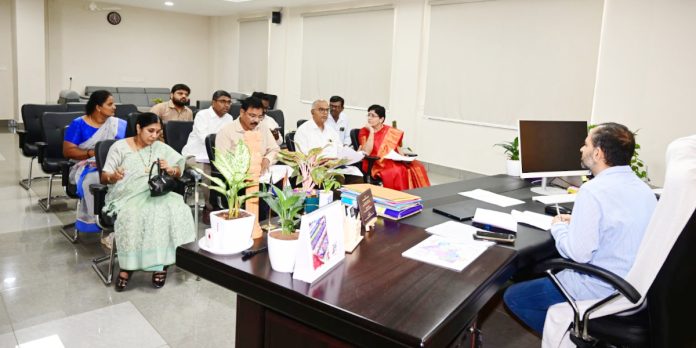 కాటారం మోడల్ సోలార్ విలేజ్ పనులు వేగవంతం చేయాలి: కలెక్టర్