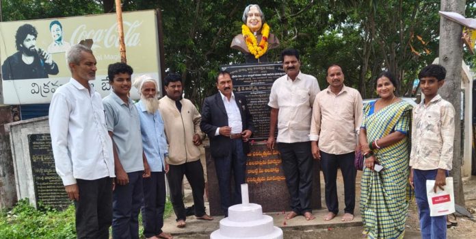 Everyone should follow in the footsteps of Abdul Kalam.