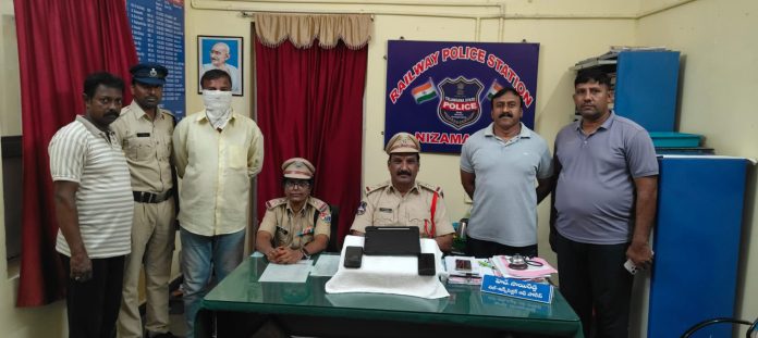 సెల్ ఫోన్ల దొంగ అరెస్ట్