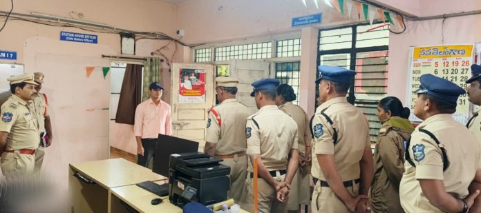 సదాశివనగర్ పోలీస్ స్టేషన్ను ఆకస్మికంగా తనిఖీ చేసిన ఎస్పీ