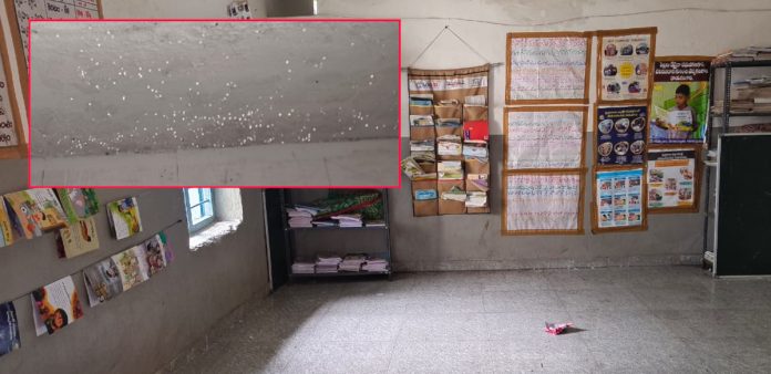 Water enters classroom... students face difficulties.