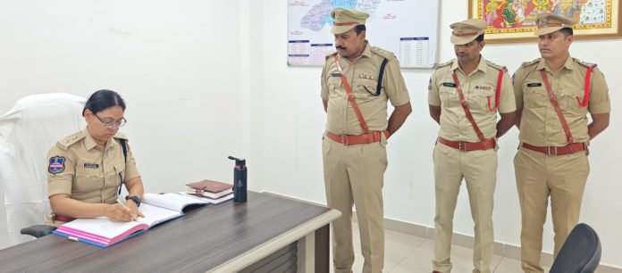 బాధితుల ఫిర్యాదులపై తక్షణమే స్పందించాలి