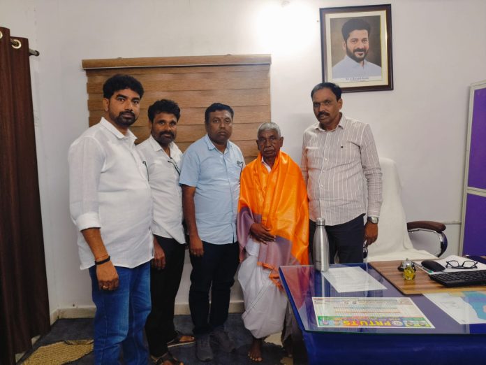 ఆఫీస్ సబర్డినేటర్ కు సన్మానం