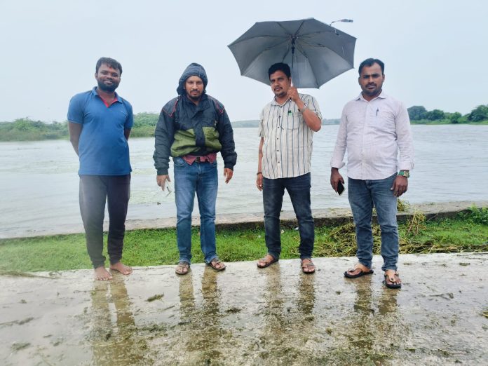 ఖండేబల్లూర్ పెద్ద చెరువును పరిశీలించిన ఎంపీఓ రాము