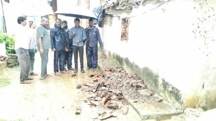 వర్షంలో పాక్షికంగా దెబ్బతిన్న ఇండ్లను పరిశీలించిన తహసిల్దార్