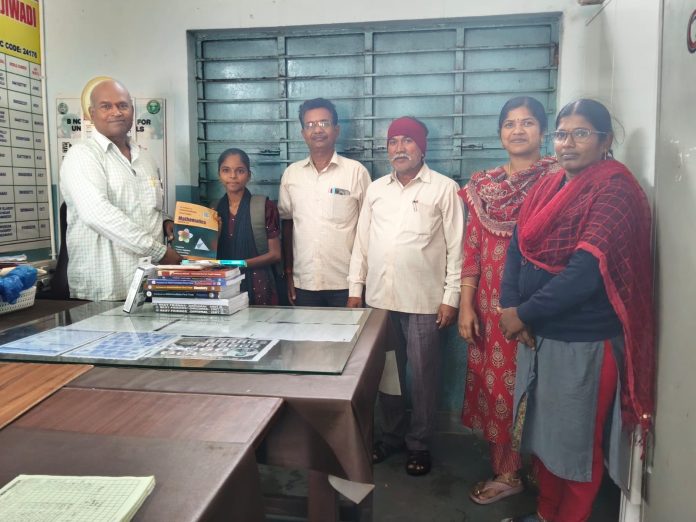 త్రిబుల్ ఐటీ విద్యార్థికి మెటీరియల్ అందజేత