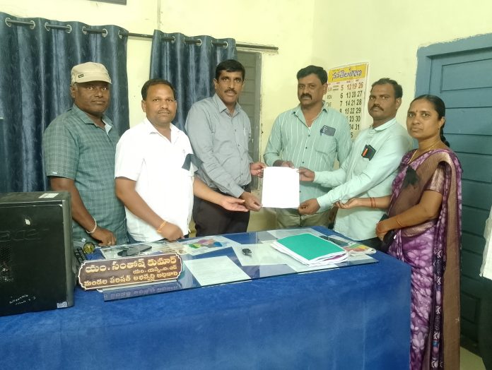 మూడు నెలల వేతనాలు ఇప్పించండి